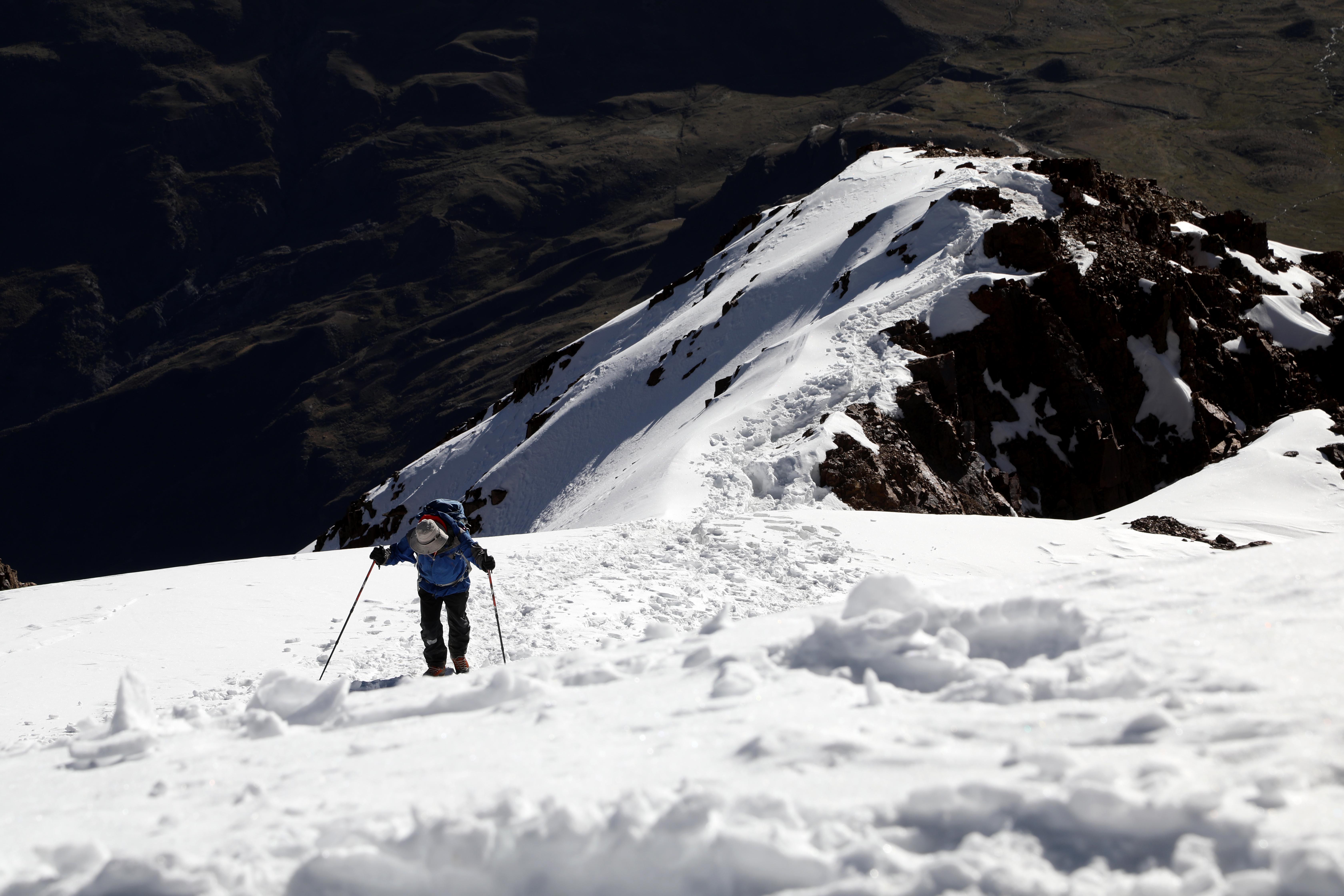 Un scientifique entreprend l'ascension vers le sommet de l'Illimani ©Sarah Del Ben/Wild Touch/Fondation UGA