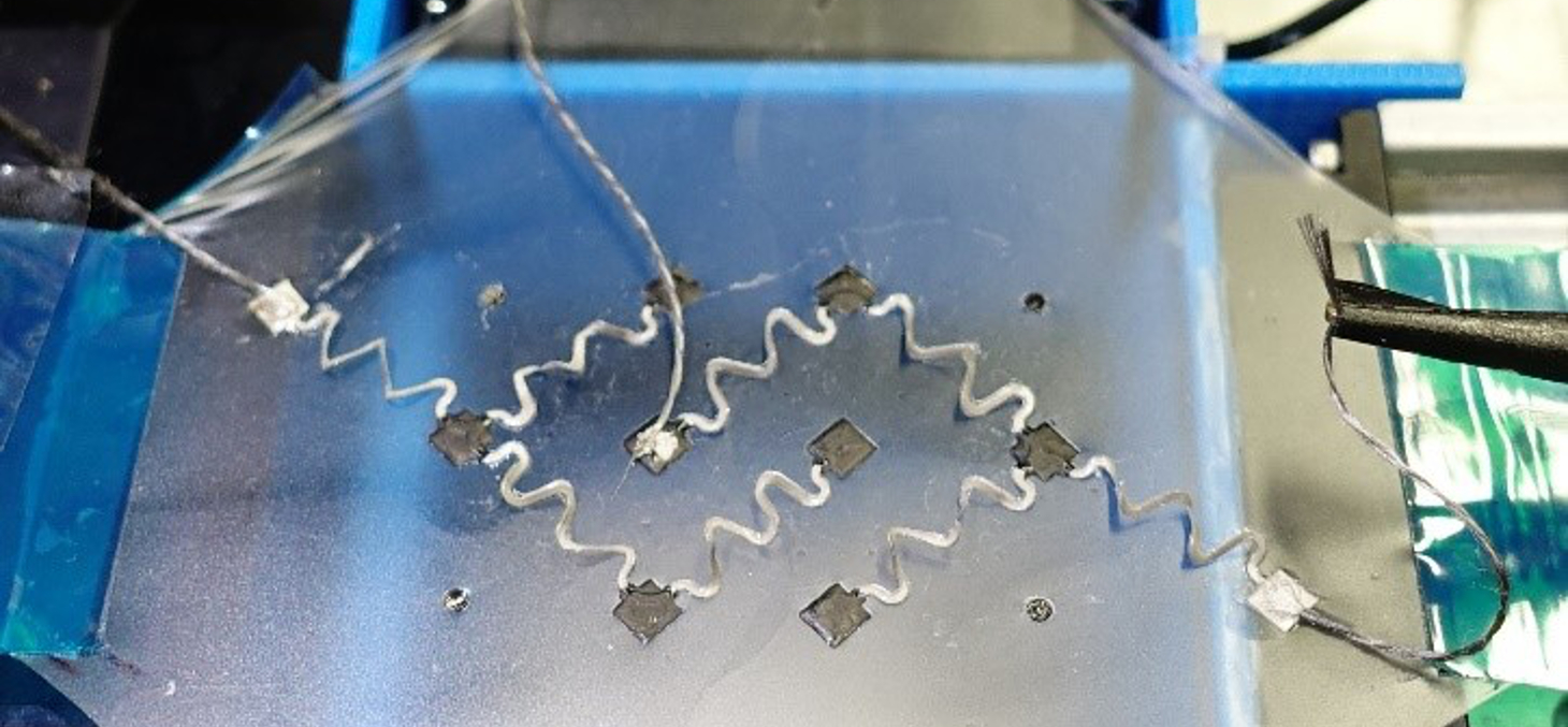 Études de résistance mécanique et électrochimique de la biopile à des étirements de 20% en 2D direction. © Xiaohong Chen, Département de chimie moléculaire (CNRS/Université Grenoble Alpes)