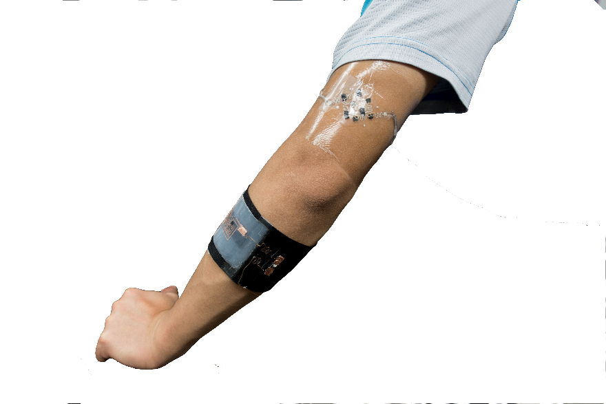 Image de la biopile portable collée sur un bras et alimentant une diode fixée sur le brassard noir entourant l’avant-bras. © Xiaohong Chen, Département de chimie moléculaire (CNRS/Université Grenoble Alpes)