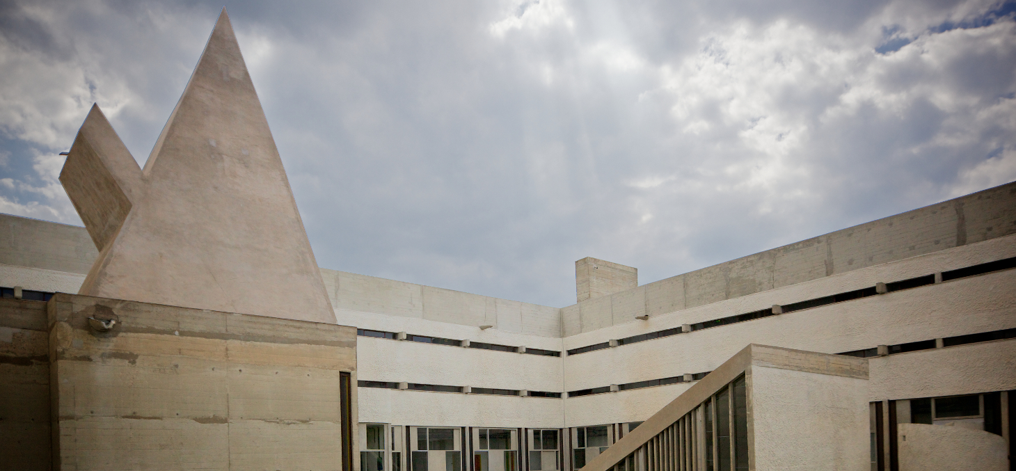 Couvent dominicain de Sainte-Marie de La Tourette dans le Rhône ( Construit par Le Corbusier en 1956) Aurelien Guichard / Flickr, CC BY-SA