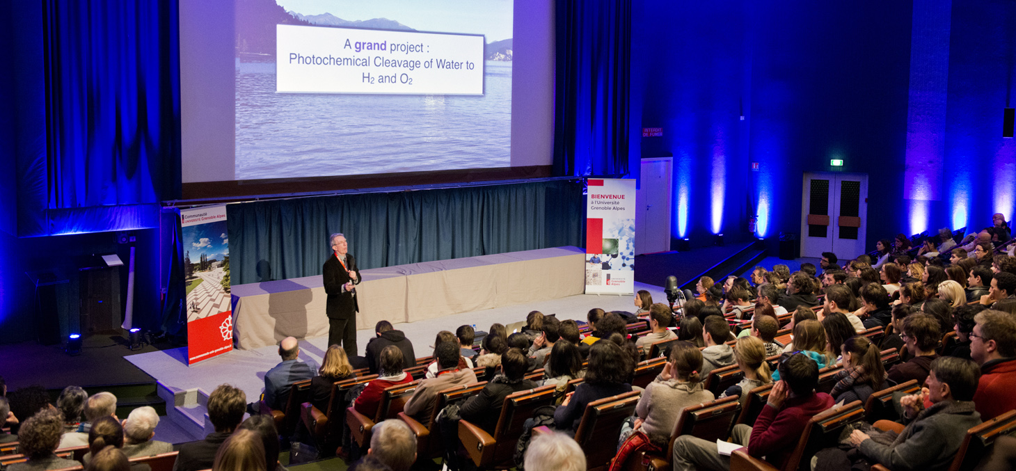 Jean-Pierre Sauvage, prix Noble de chimie 2016, lors de sa conférence sur le campus grenoblois