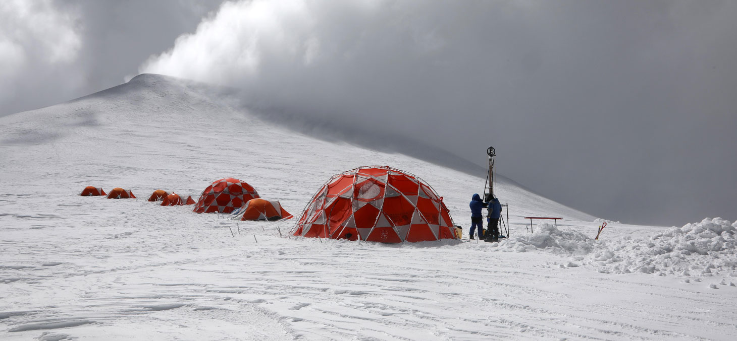 Le site de forage sur le glacier Illimani © Sarah Del Ben / Wild Touch / Fondation Université Grenoble Alpes