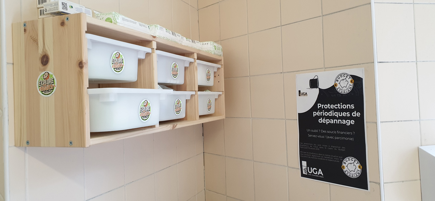 Protections hygiéniques en libre-service dans les toilettes