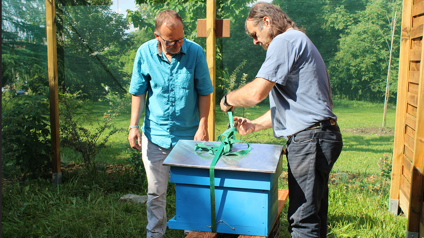 Installation des ruches par Serge Krivobok et Patrick Marcireau