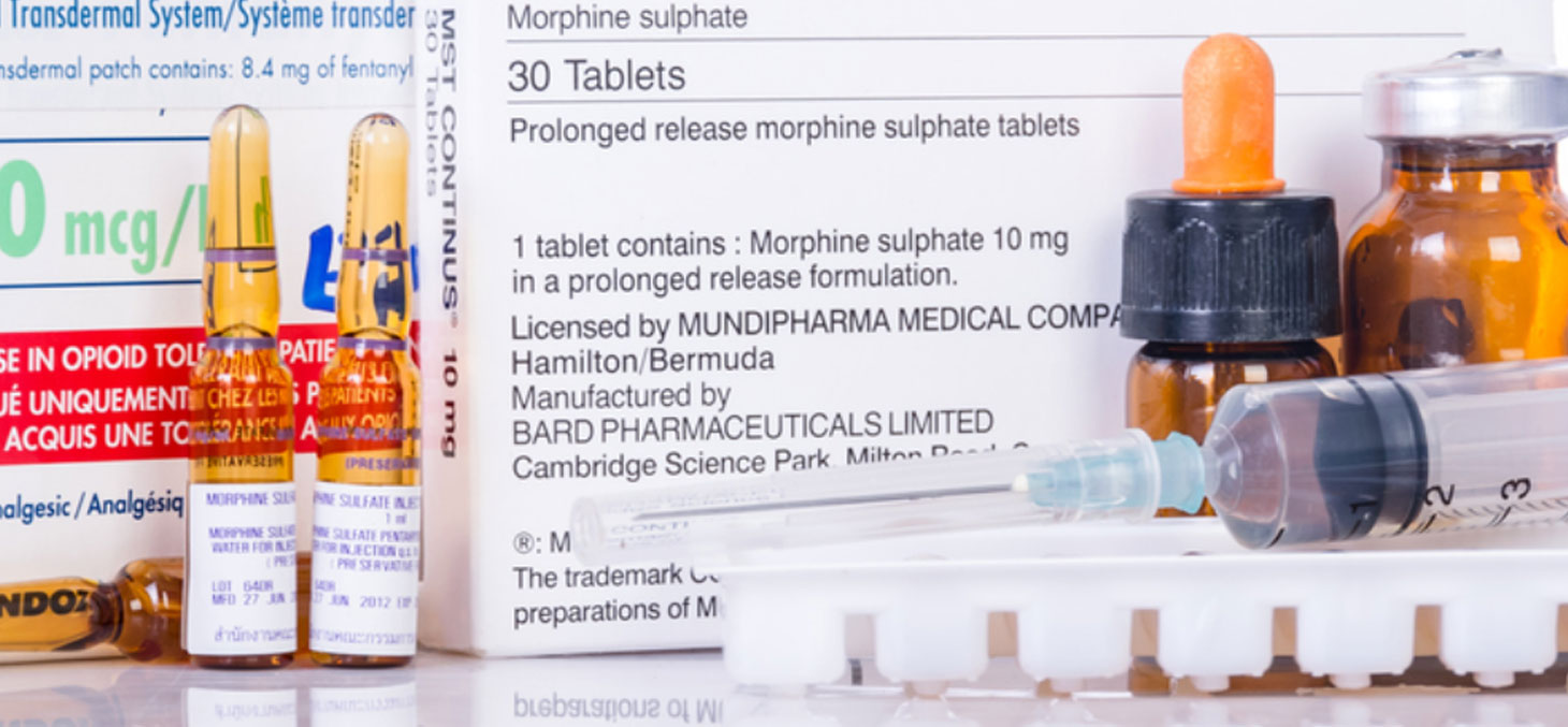 Parmi les médicaments les plus puissants contre la douleur, les patchs de fentanyl (à gauche), les comprimés de morphine (à droite). © Jes2u.photo / Shutterstock