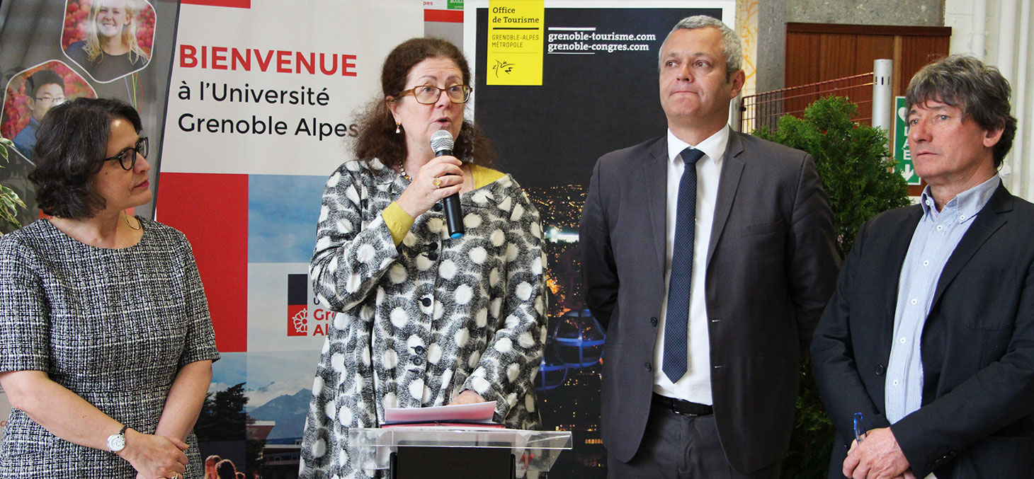 De gauche à droite : Laura Abou Haidar, Directrice du CUEF ; Lise Dumasy Présidente de l'UGA ; Fabrice Hugelé Vice Président Grenoble Alpes Métropole et Président de l'Office du tourisme ; Yves Exbrayat Directeur de l'Office du tourisme.