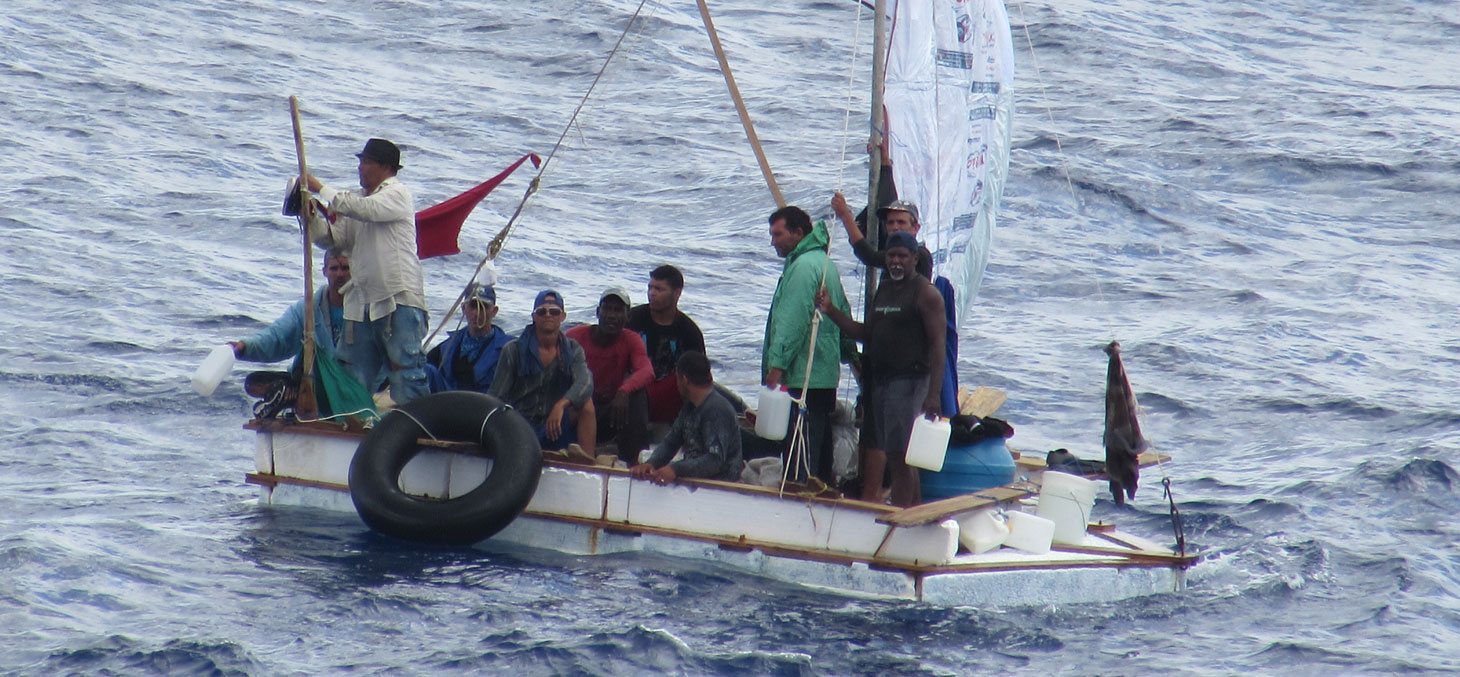 Des réfugiés cubains sur un bateau de fortune, en août 2014. © Andrew Smith / Wikimedia, CC BY-SA