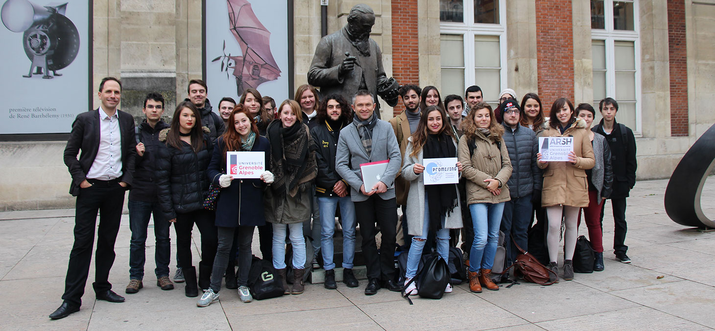 Les étudiants posent devant le Musée des arts et métiers © Promising