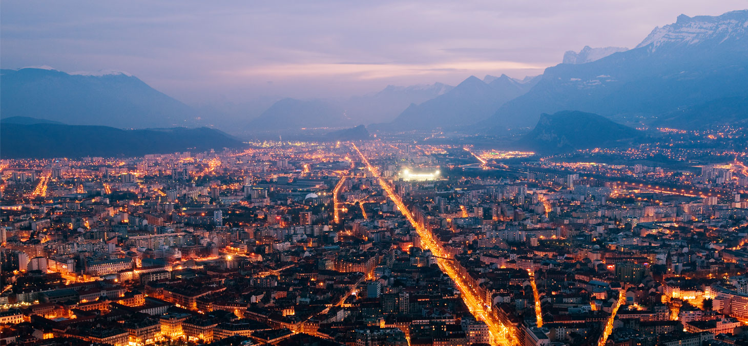 Vue nocturne de la ville de Grenoble