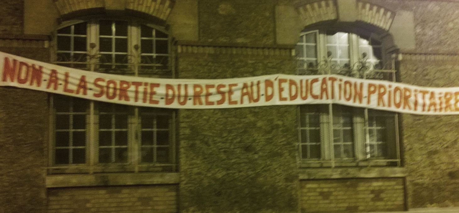 Banderole sur une école à Paris, quartier de Belleville en 2014 © Denis Bocquet / Flickr, CC BY