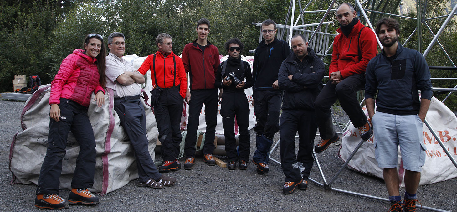 L’équipe d’ Ice Memory attend l’hélicoptère qui va emporter la structure du dôme de forage sur le Mont-Blanc.