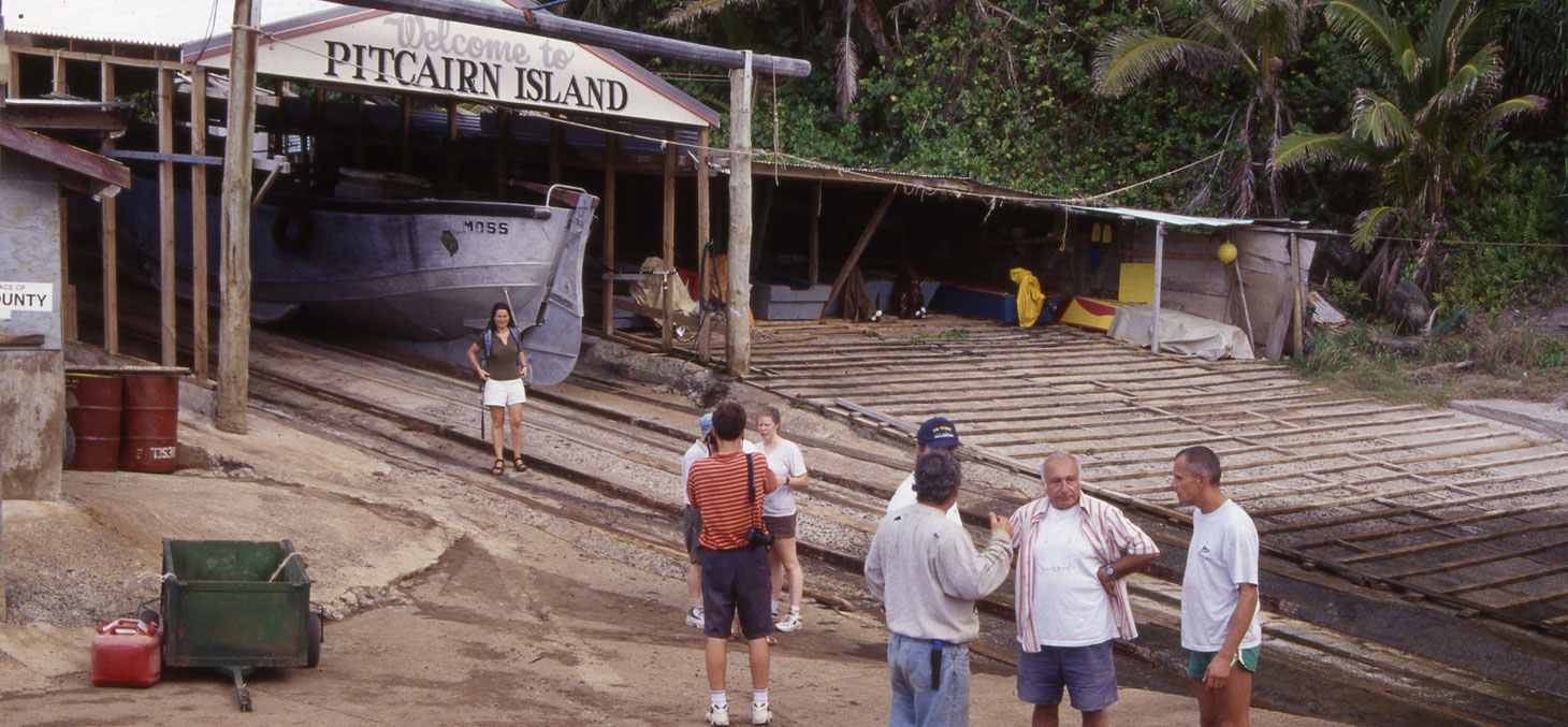 Le port de l’île de Pitcairn en Polynésie © Colin Devey