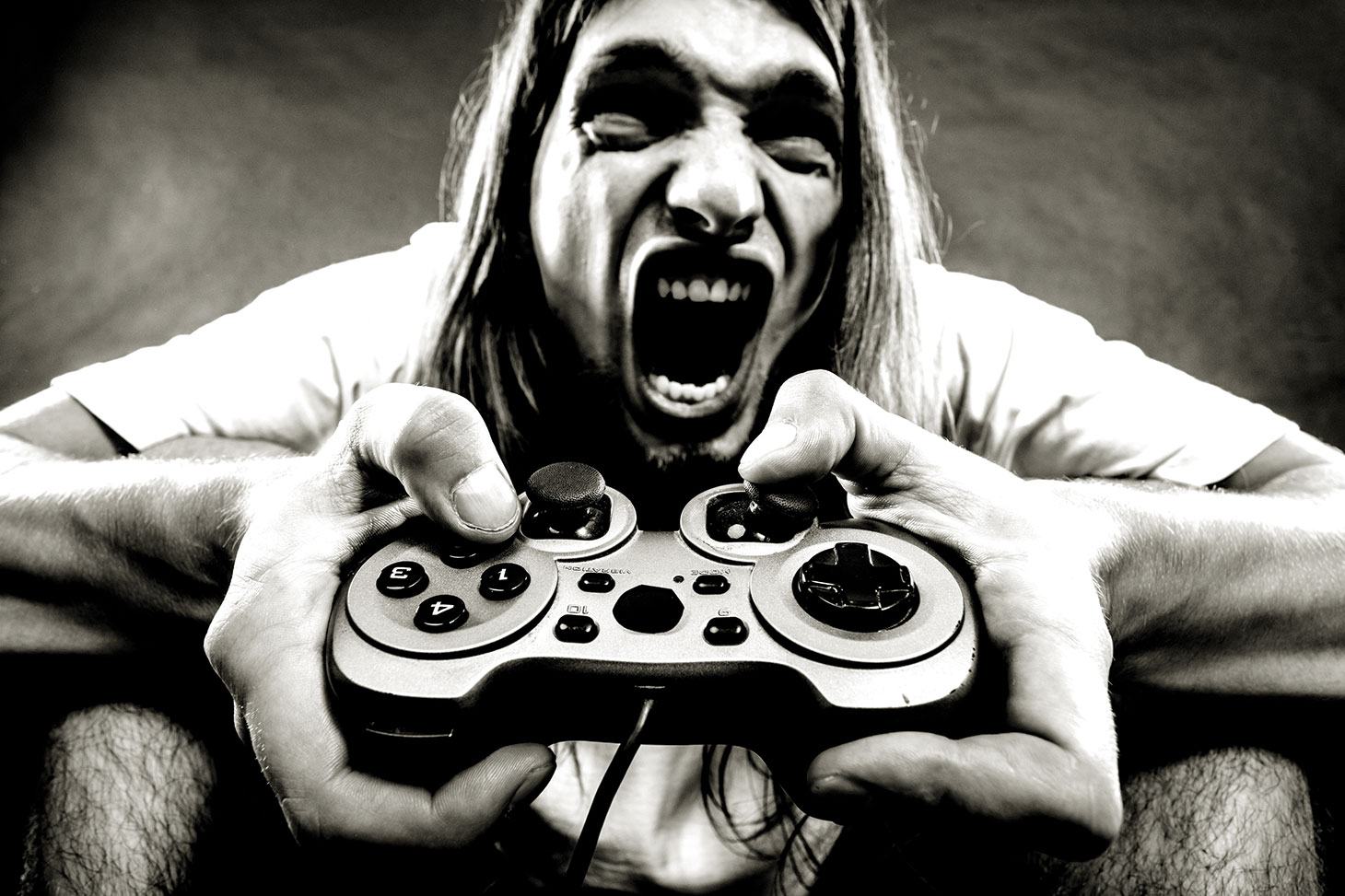 Un jeune homme jouant à un jeu vidéo violent Un jeune homme jouant à un jeu vidéo violent