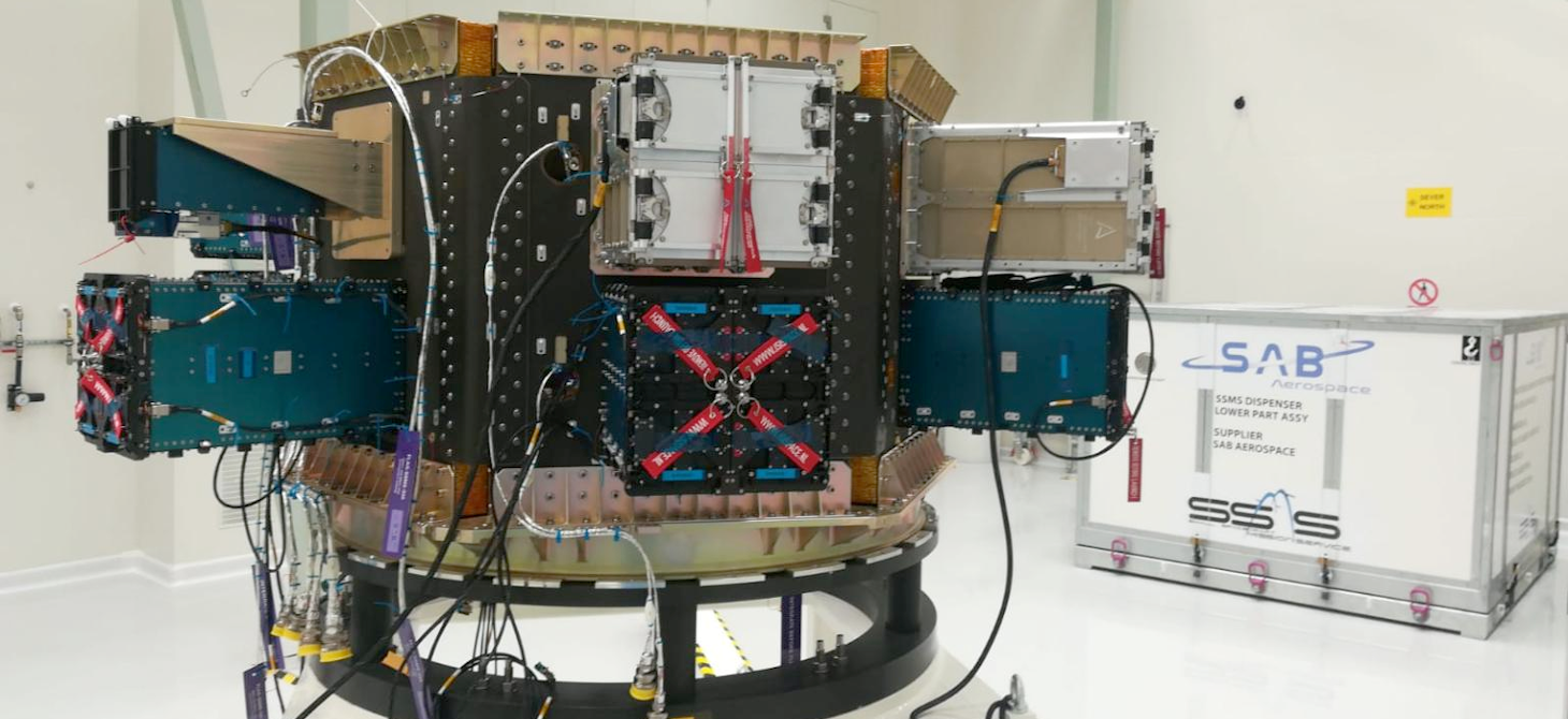 Assemblage des différents nano-satellites tels qu’ils seront dans la fusée. AMICal Sat, dans son POD, en haut à gauche de la photo ©SAB Aérospace
