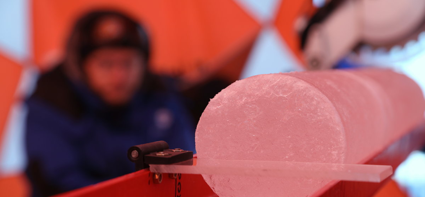 Les scientifiques découpent les carottes de glace © Sarah Del Ben / Wild Touch / Fondation UGA