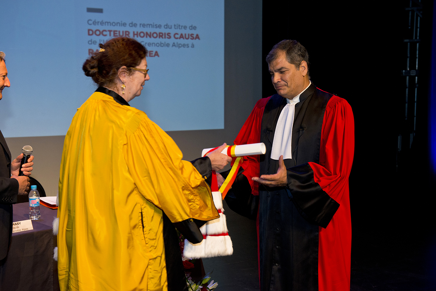 Remise de la médaille et du diplôme Docteur Honoris Causa par Lise Dumasy