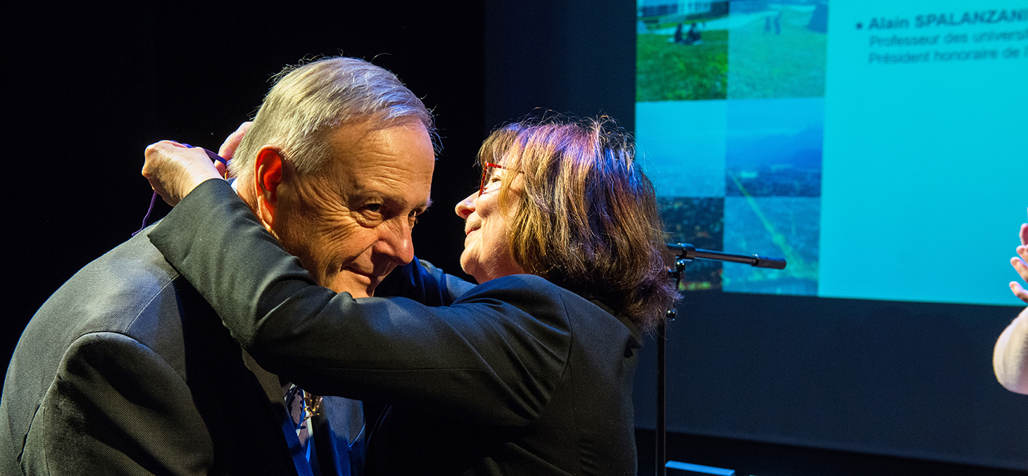 Remise des insignes de commandeur par Fabienne Blaise