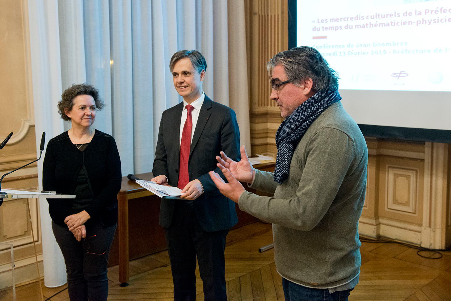 De g. à d. : Marie-Christine Bordeaux, Vice-présidente culture et culture scientifique de l’Université Grenoble Alpe, Lionel Beffre, Préfet de l’Isère, Hervé Pajot, Professeur des universités (UGA - Institut Fourier)