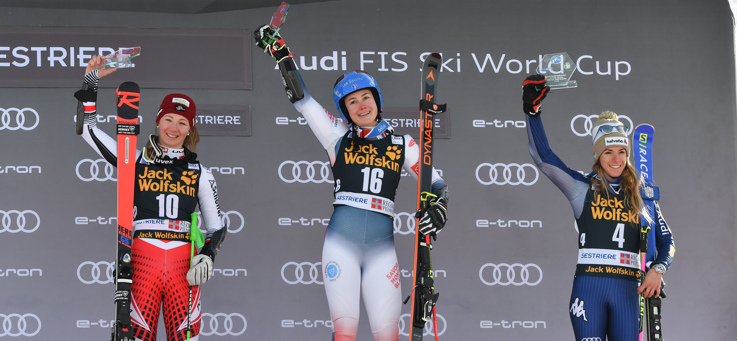 Le 19 janvier 2020 à Sestrières, Clara Direz monte sur la première marche du podium de la coupe du monde de ski alpin dans l’épreuve du slalom géant parallèle © Shutterstock