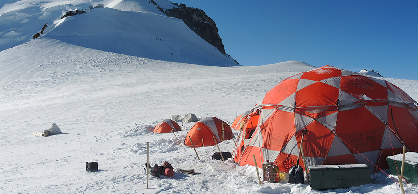 Carottage profond au col du dôme du Goûter (4 250 m) lors de l’opération Ice Memory en 2016. © Christian Vincent, IGECarottage profond au col du dôme du Goûter (4 250 m) lors de l’opération Ice Memory en 2016. © Christian Vincent, IGE