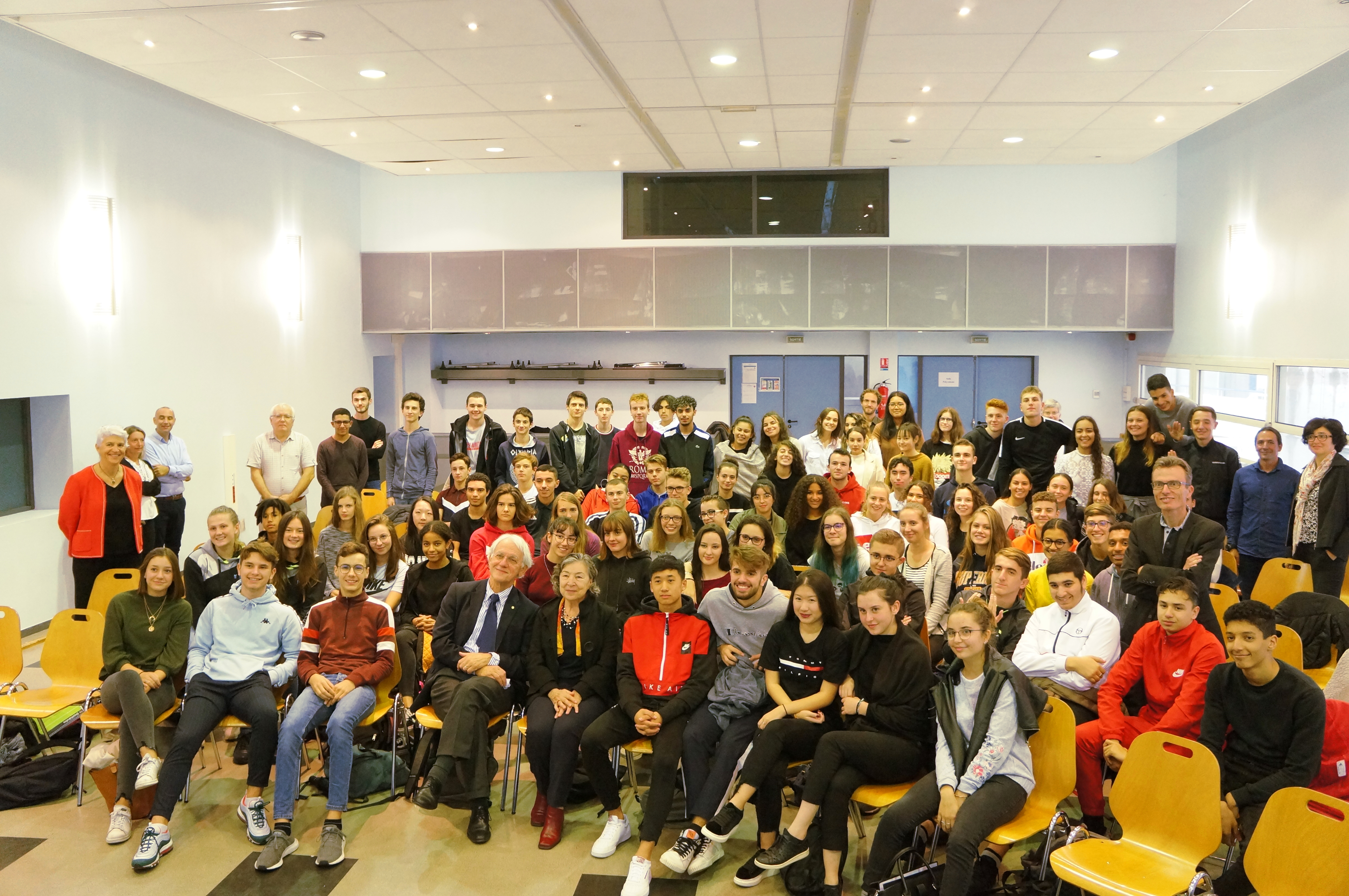 Rencontre d’exception entre Gérard Mourou, prix Nobel de Physique et les élèves du lycée Marie Curie à Échirolles Rencontre d’exception entre Gérard Mourou, prix Nobel de Physique et les élèves du lycée Marie Curie à Échirolles