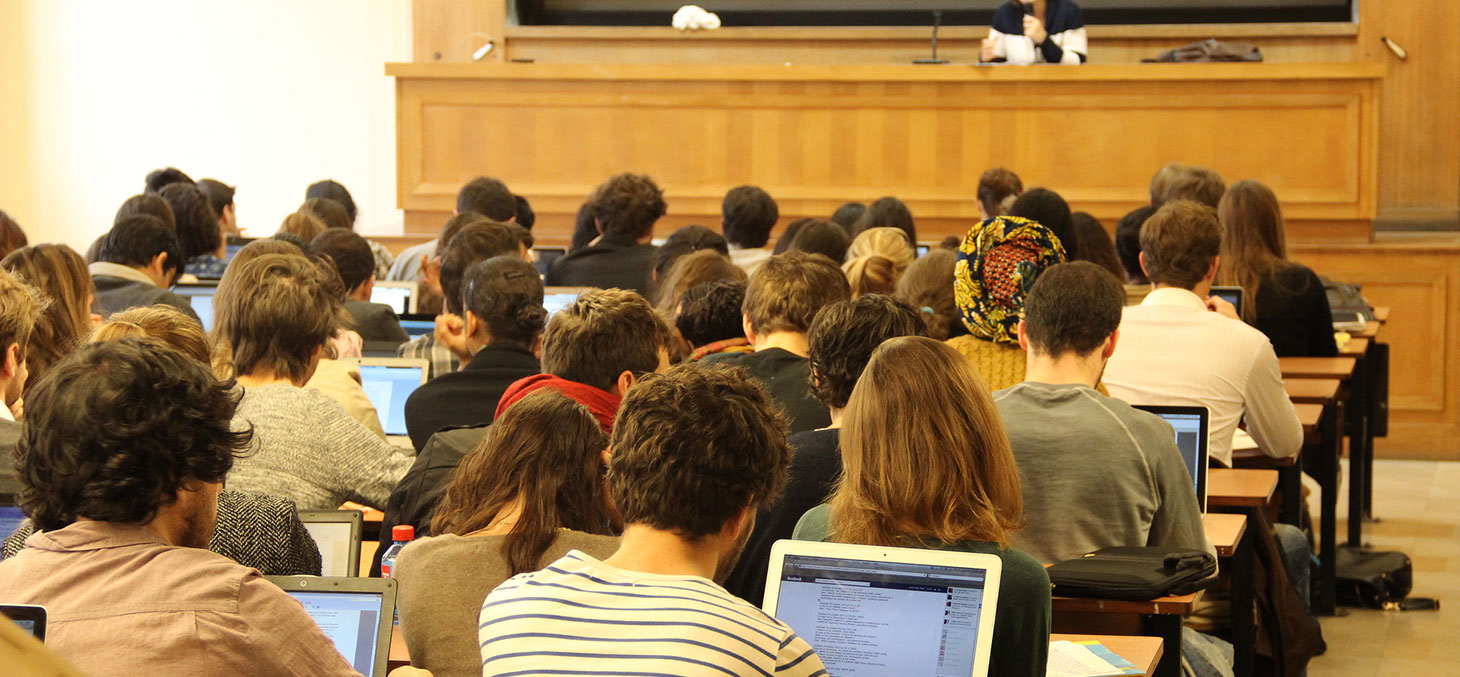 Des étudiants lors d'un cours dans un amphithéâtre de l'Université Paris 1 Panthéon Sorbonne (octobre 2013) © Camille Stromboni / Flickr, CC BY-NC-ND