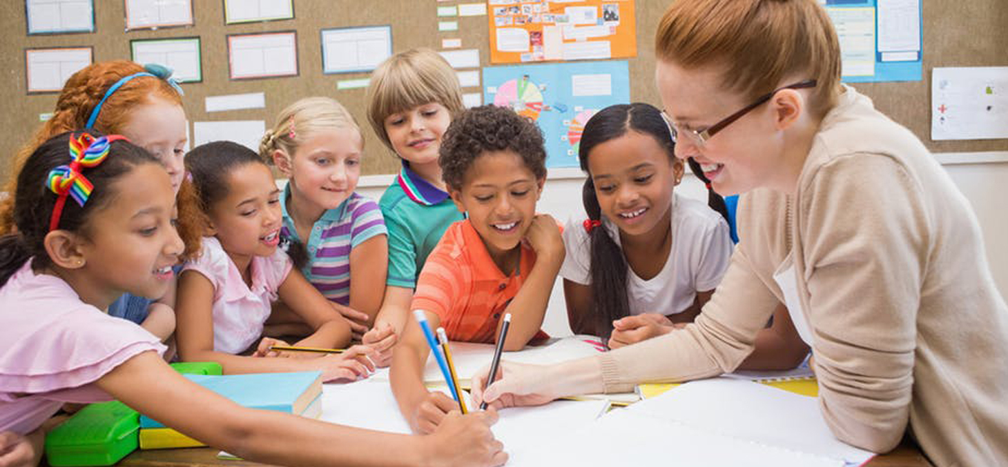 Un professeur doit interagir avec autant de personnalités qu'il a d'élèves, et de groupes qu'il a de classes / Shutterstock