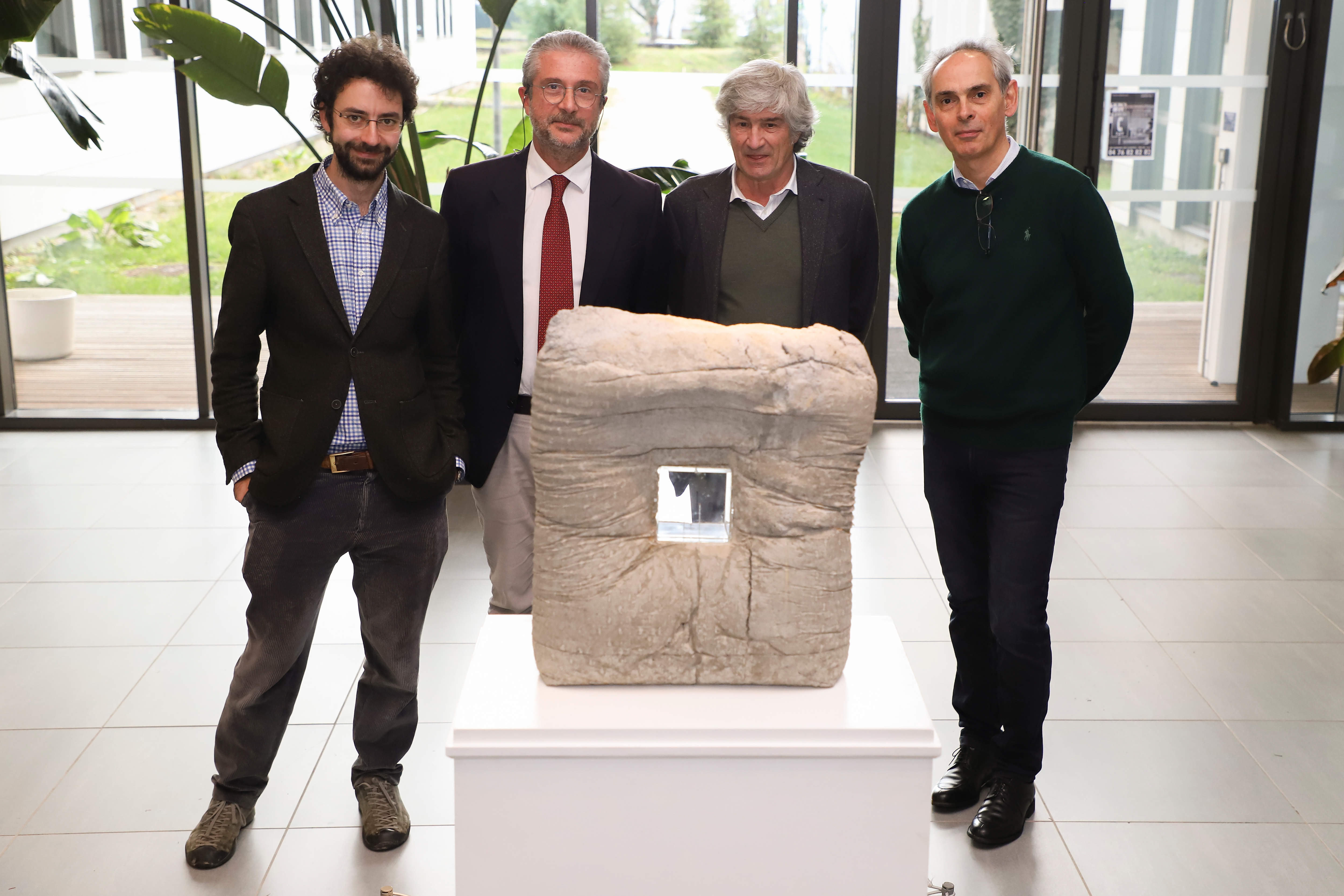 Giuseppe Penone entouré des chercheurs Edward Andò, Cino Viggiani et Joël Chevrier