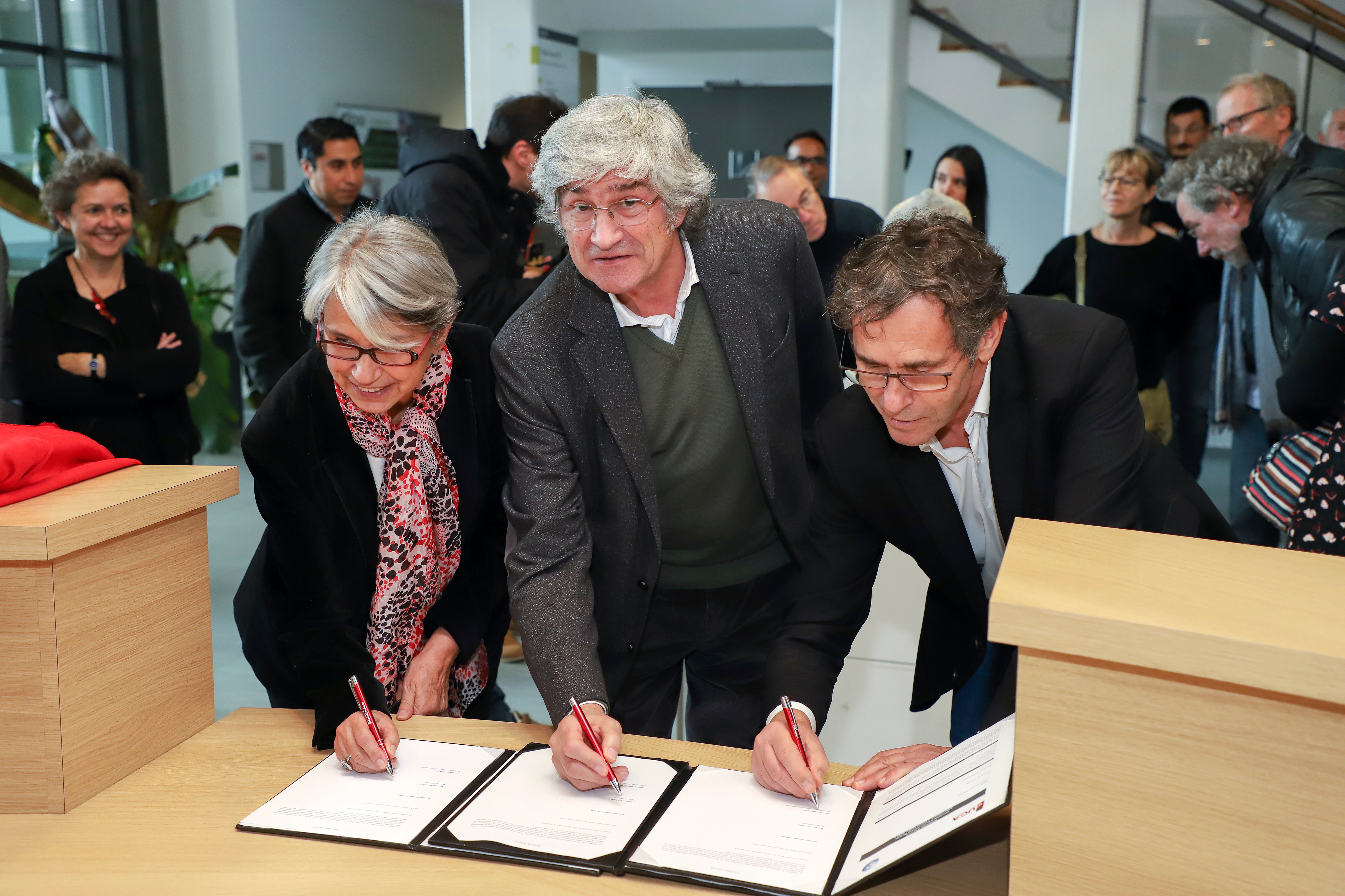 Signature du protocole d’accord entre l’artiste, la Ville de Grenoble et l’Université Grenoble Alpes
