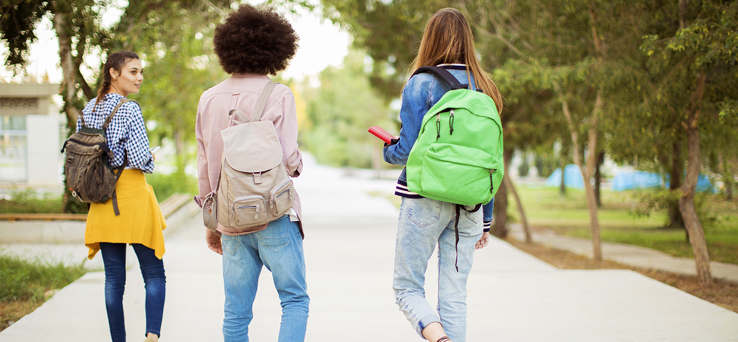 Des étudiants sur le campus