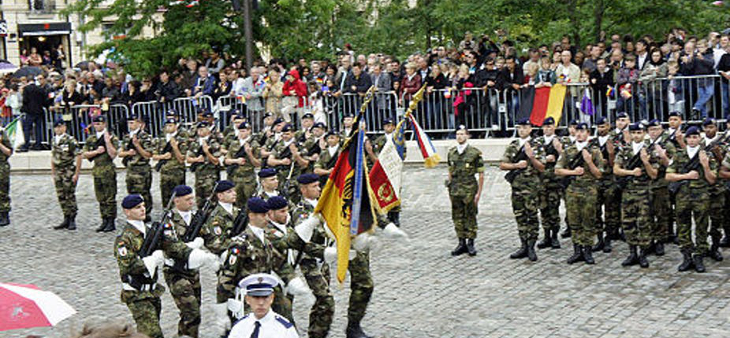 Défilé militaire franco-allemand, en juillet 2012, à Reims pour célébrer le 50ème anniversaire de la rencontre entre Charles de Gaulle et Konrad Adenauer. Garitan/Wikimedia, CC BY-SA