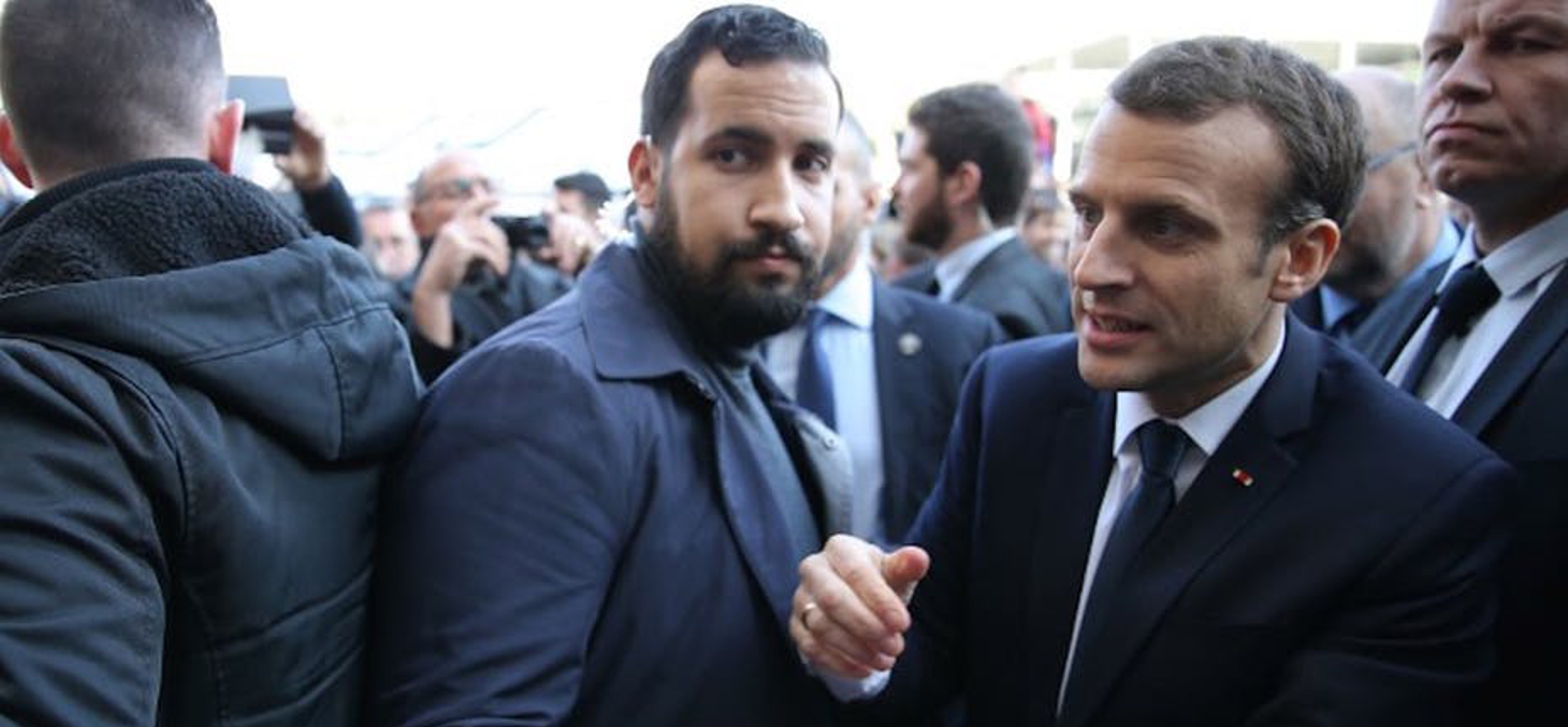 Alexandre Benalla, aux côtés du Président, lors du 55ème Salon de l'Agriculture, à Paris, le 24 février 2018. Stéphane Mahé / POOL / AFP