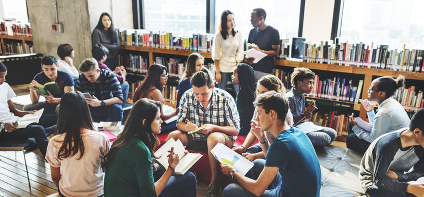 Les textes de littérature de jeunesse résonnent fortement auprès du public collégien. Shutterstock