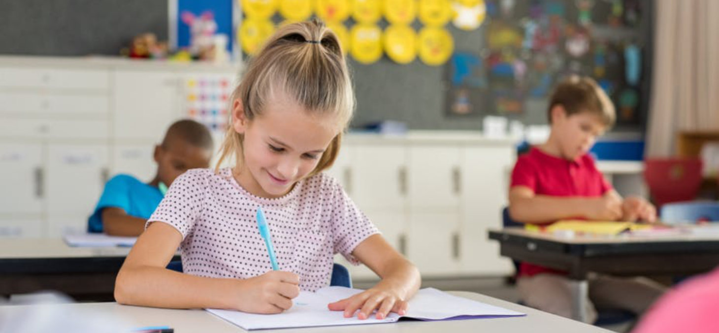 Les élèves ayant un faible niveau en orthographe, mais déjà un certain nombre de bases, profitent des dictées guidées pour les consolider. Shutterstock