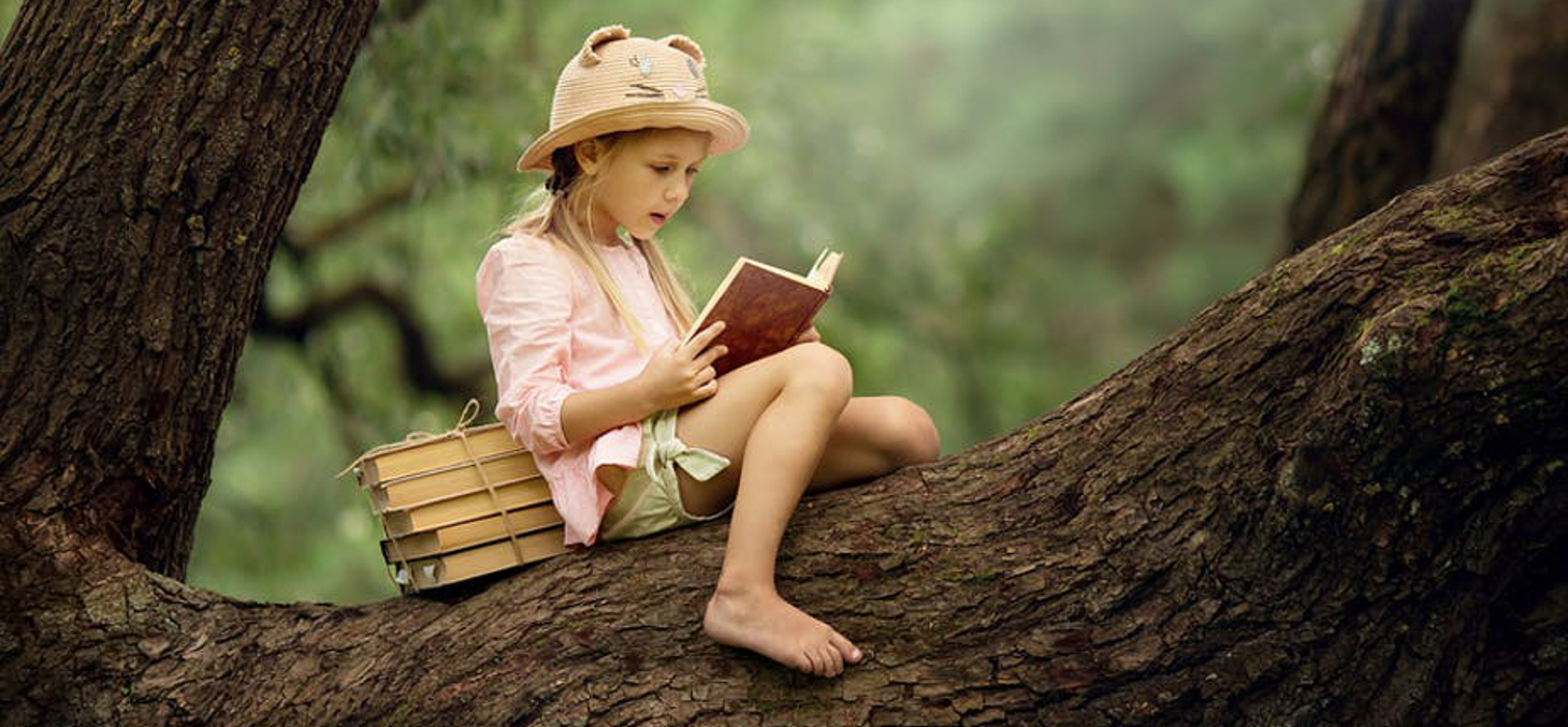 “Il n’y a peut-être pas de jours de notre enfance que nous ayons si pleinement vécus que ceux que nous avons cru laisser sans les vivre, ceux que nous avons passés avec un livre préféré.”, écrivait Marcel Proust. Shutterstock