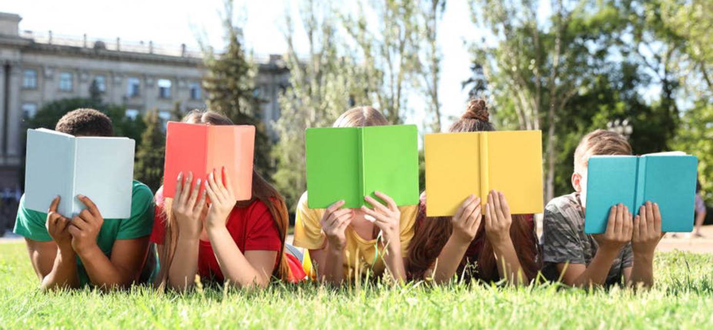 Si l'été est la saison des découvertes, la lecture est une autre forme de voyage à proposer aux enfants. Shutterstock