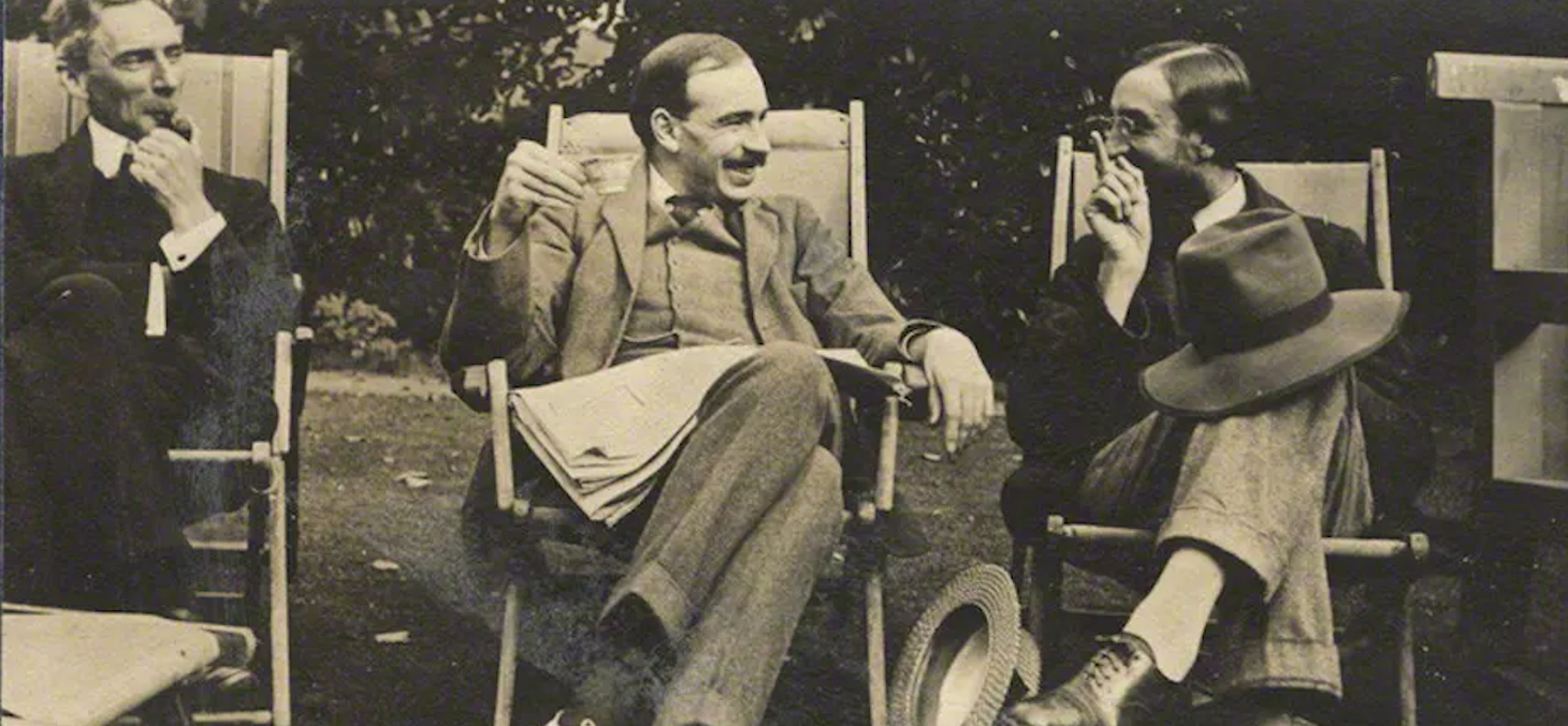 L'économiste John Maynard Keynes, ici entouré du mathématicien Bertrand Russell et de l'écrivain Lytton Strachey, a théorisé le principe d'incertitude radicale en économie. National Portrait Gallery