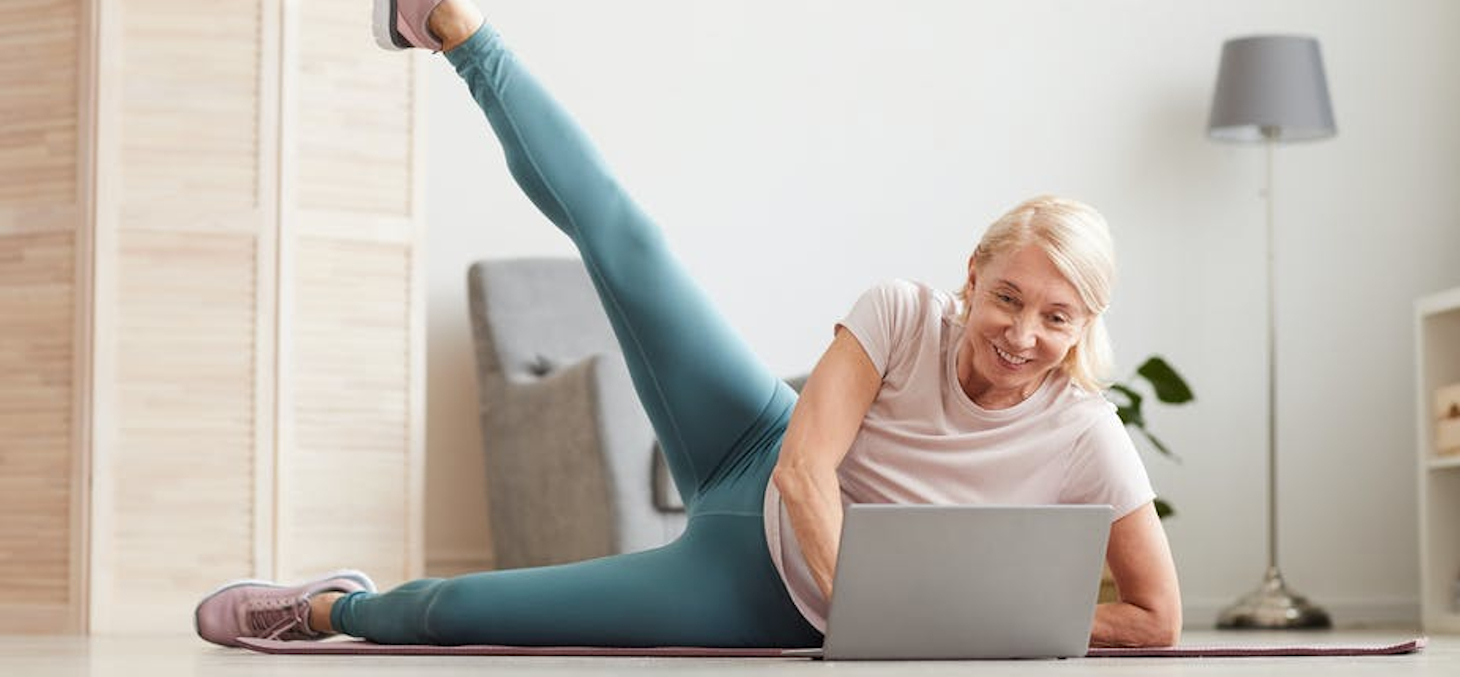 Les « Engagés » constituent une catégorie de seniors particulièrement adeptes du digital pour les accompagner dans leur pratique sportive. AnnaStills / Shutterstock