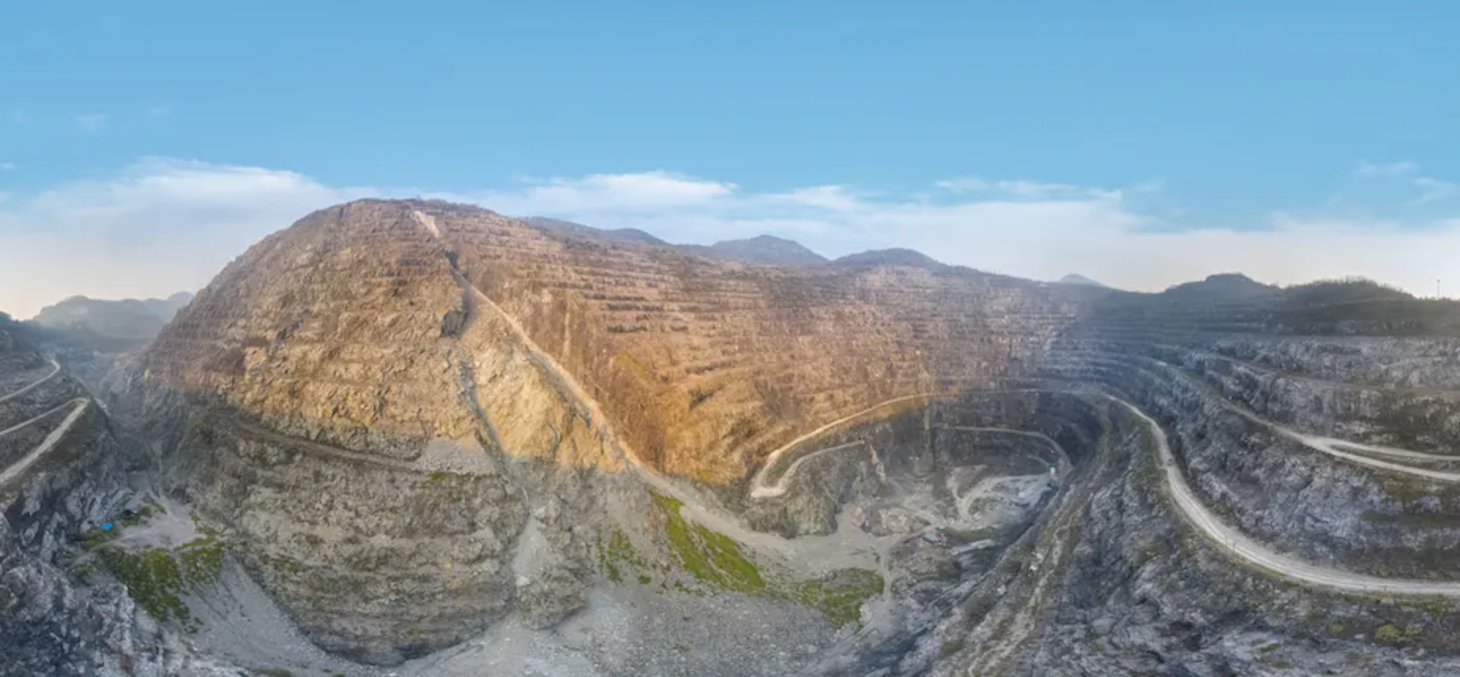 Une mine à ciel ouvert dans le parc minier national de Huangshi, dans la province de Hubei en Chine. chuyuss, Shutterstock