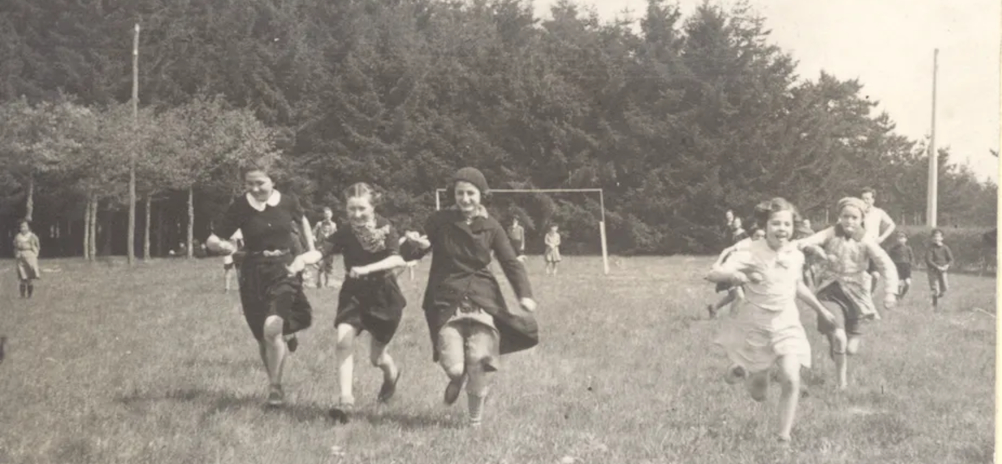 Jeux au Stade, au Chambon sur Lignon. Fonds Darcissac, Commune du Chambon-sur-Lignon, Author provided