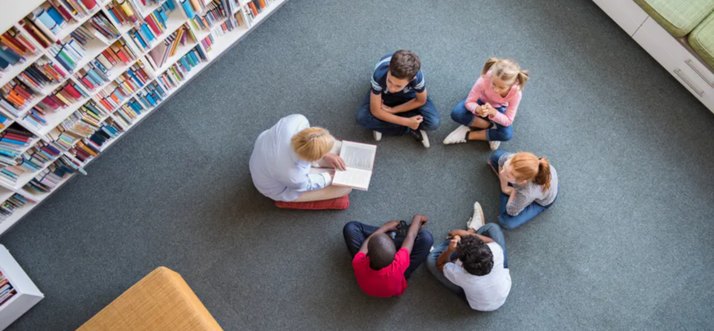 La littérature de jeunesse peut être un médium intéressant pour aider les élèves à dialoguer et prendre du recul sur des situations. Shutterstock