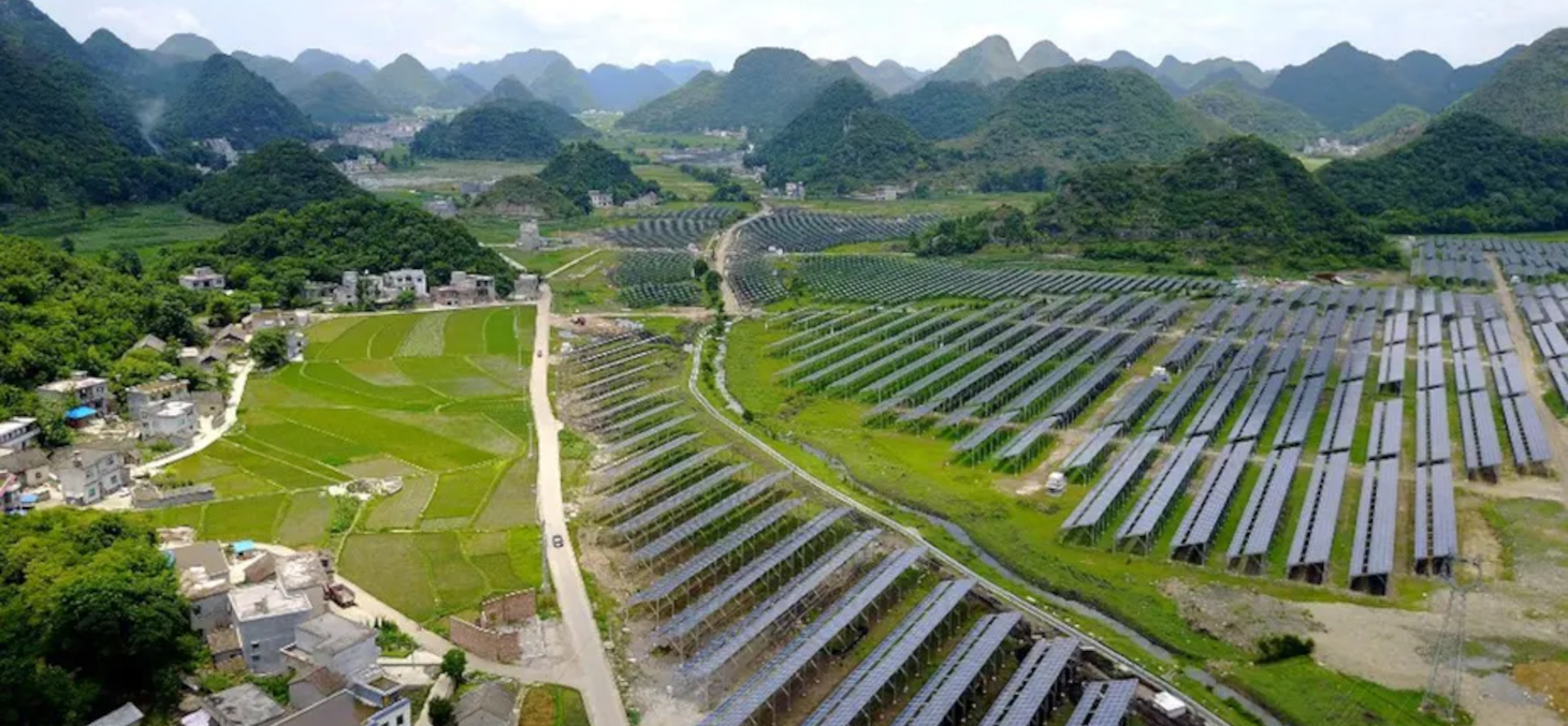 Installations solaires dans la province de Guizhou (sud-ouest de la Chine), en 2017. 