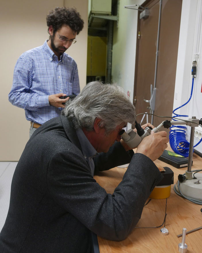 Giuseppe Penone et Eddy Andò : Sélection au microscope optique de grains de sable avant imagerie 3D à haute résolution par rayons X puis sculpture au laser de puissance