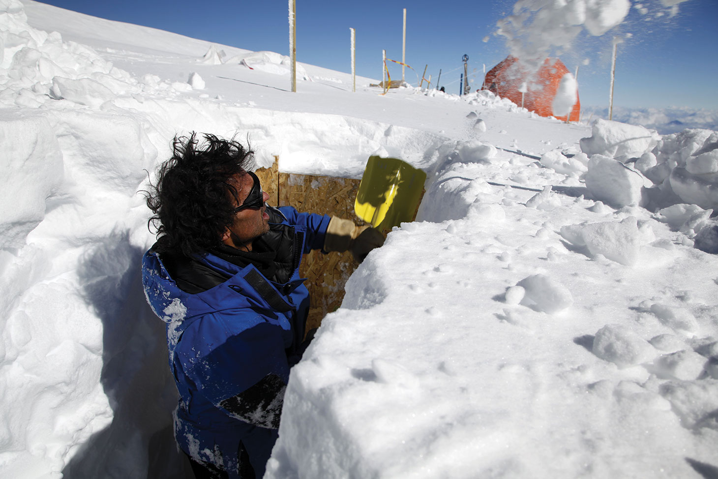 Bruno Jourdain creuse une tranchée pour le stockage des caisses de carottes de glace. Il restera là-haut au col du Dôme tout le temps de la mission.