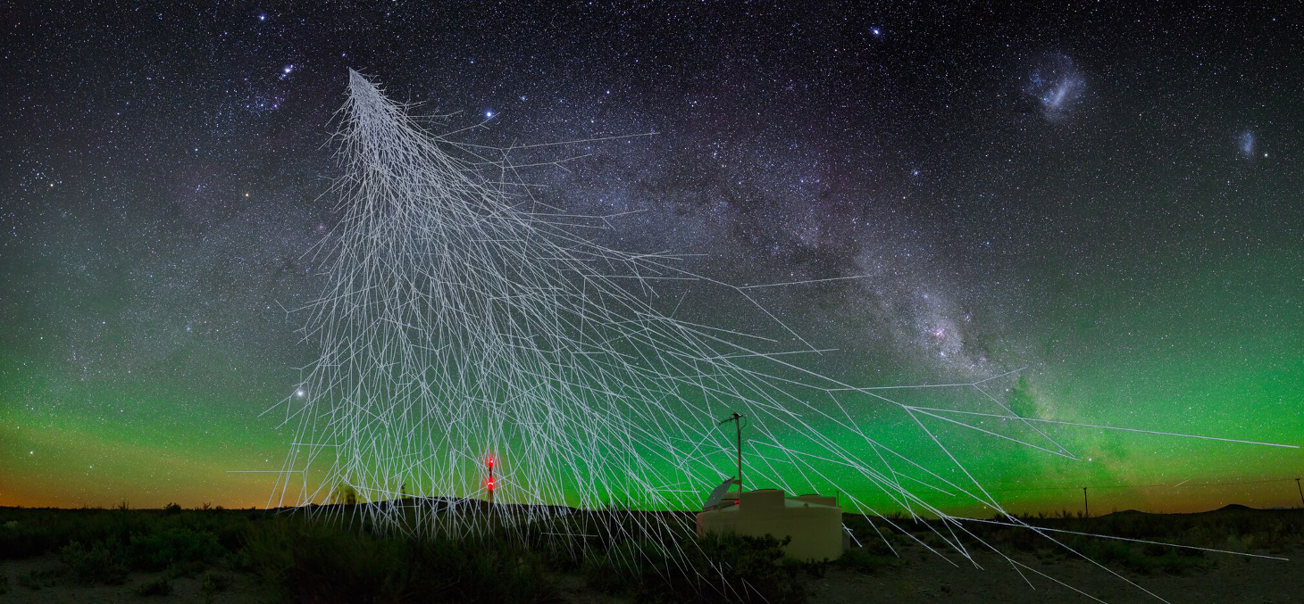 Vue d’artiste d’une gerbe atmosphérique au dessus d’un détecteur de  particules de l’Observatoire Pierre Auger, sur fond de ciel étoilé. Crédit : A. Chantelauze, S. Staffi, L. Bret