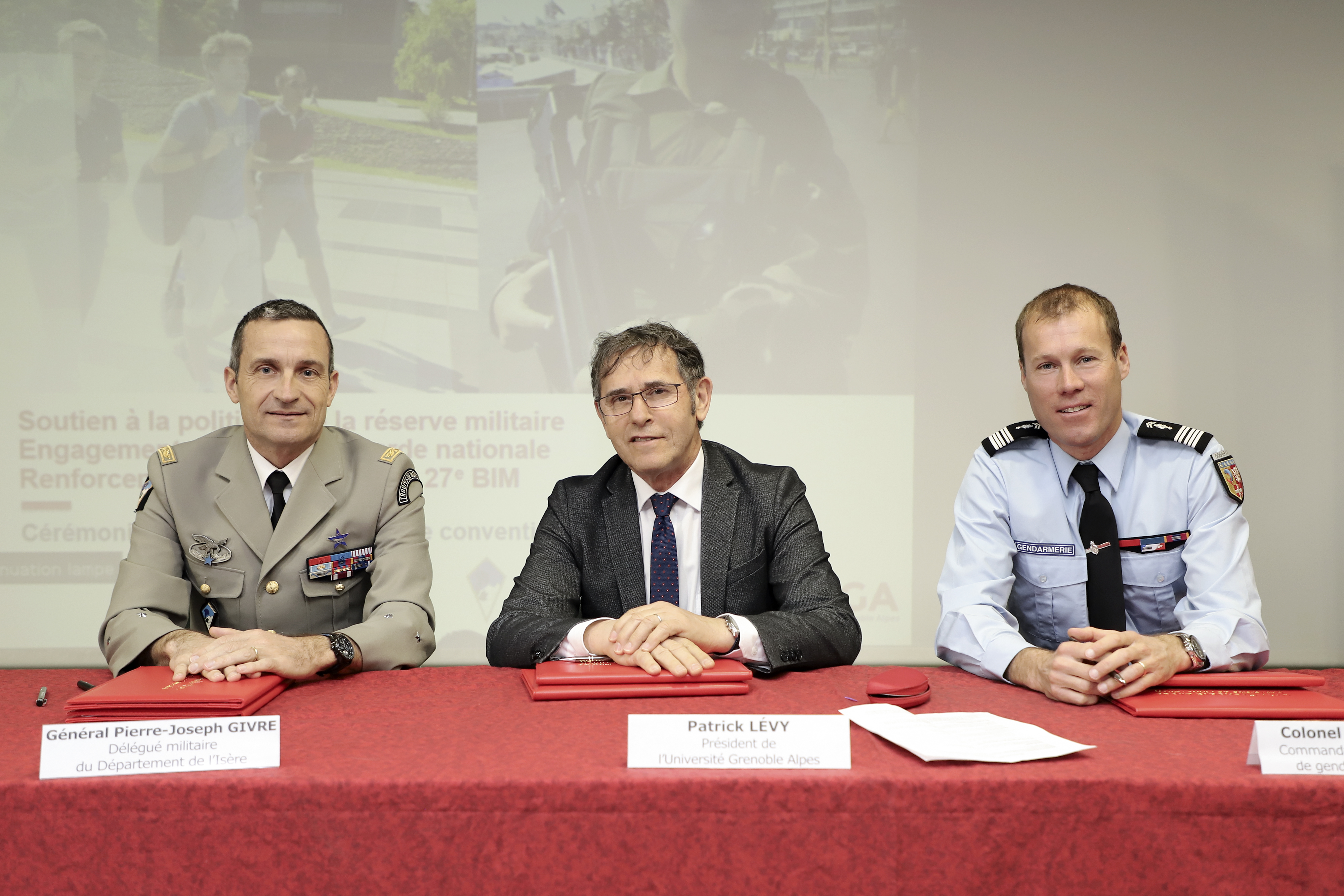 L'Université Grenoble Alpes a signé mardi 12 mars dernier sur le campus de Saint Martin d'Hères deux conventions avec l'armée pour permettre une meilleure reconnaissance académique des étudiants et des personnels engagés dans la Réserve militaire ou dans la Garde nationale et pour renforcer ses liens avec la 27e Brigade d'infanterie de montagne. L'Université Grenoble Alpes a signé mardi 12 mars dernier sur le campus de Saint Martin d'Hères deux conventions avec l'armée pour permettre une meilleure reconnaissance académique des étudiants et des personnels engagés dans la Réserve militaire ou dans la Garde nationale et pour renforcer ses liens avec la 27e Brigade d'infanterie de montagne.