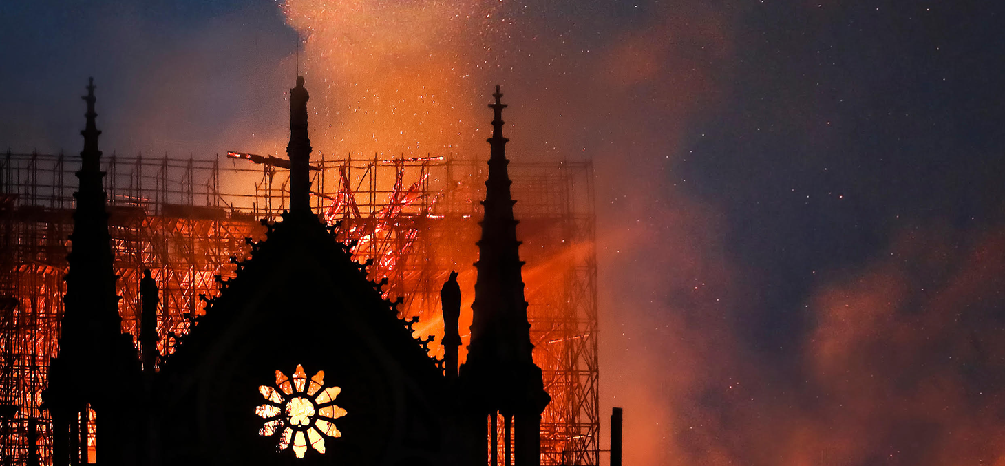 L'incendie qui a dévasté la cathédrale Notre-Dame de Paris le 15 avril 2019 / Shutterstock