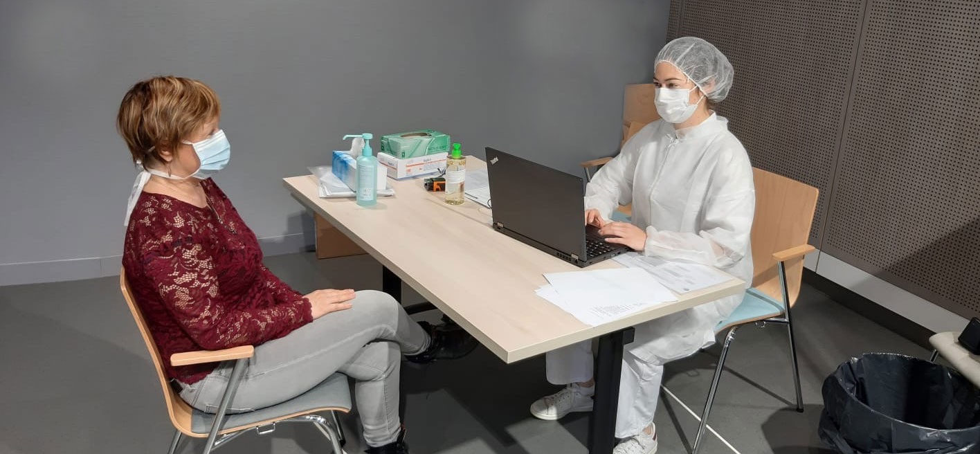 Internes en biologie médicale devant un poste PCR et lors de l'enregistrement des prélèvements Covid.