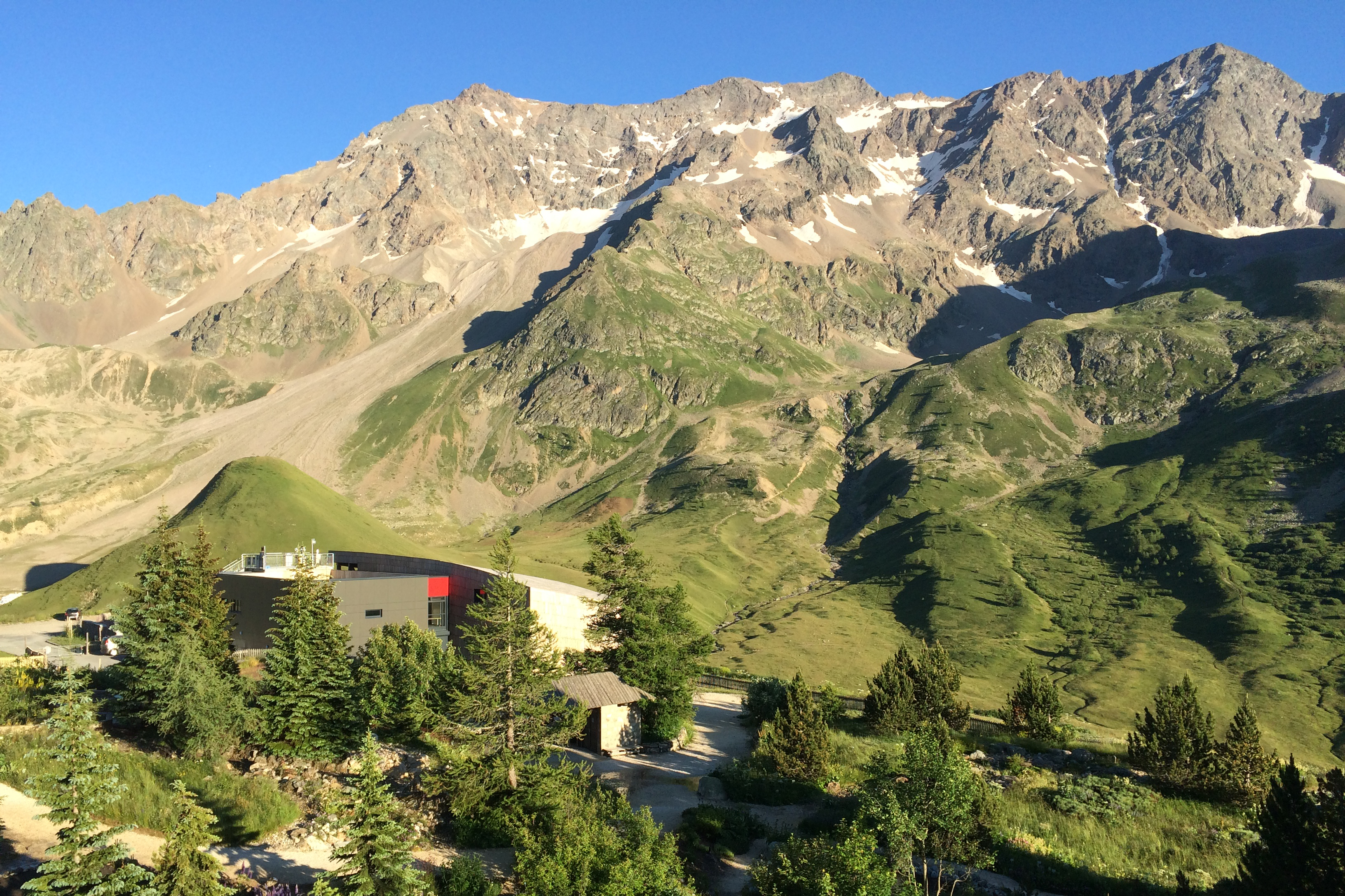 La galerie de l'Alpe, lieu d'accueil, de conférences, d'expositions et laboratoire de recherche, au pied du massif du Combeynot