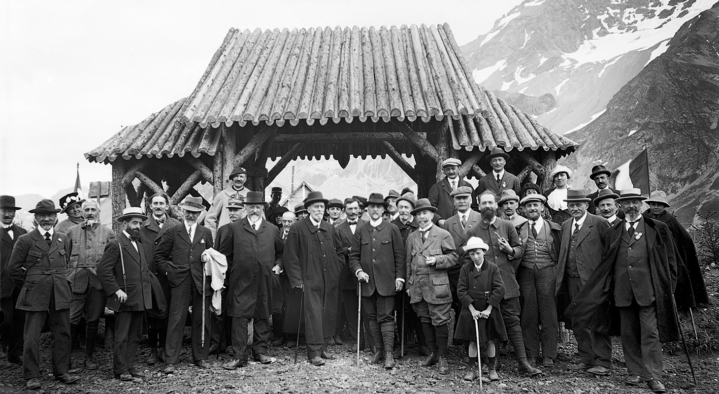 Photo prise en 1919 à l’entrée du jardin